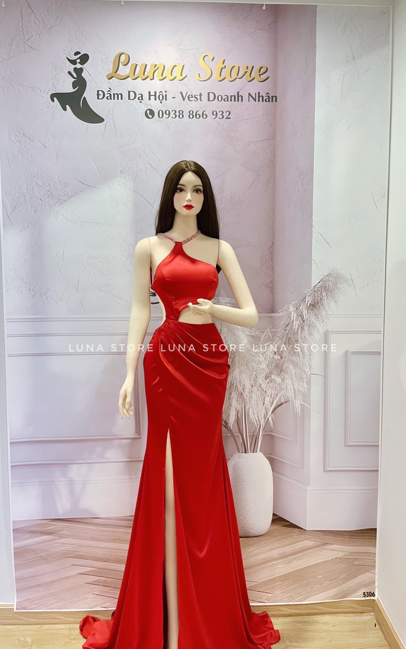 Diện lại váy dạ hội từng trình diễn ở bán kết HHVN 2020 Đỗ Thị Hà khoe  chân dài 1m1 nóng bỏng